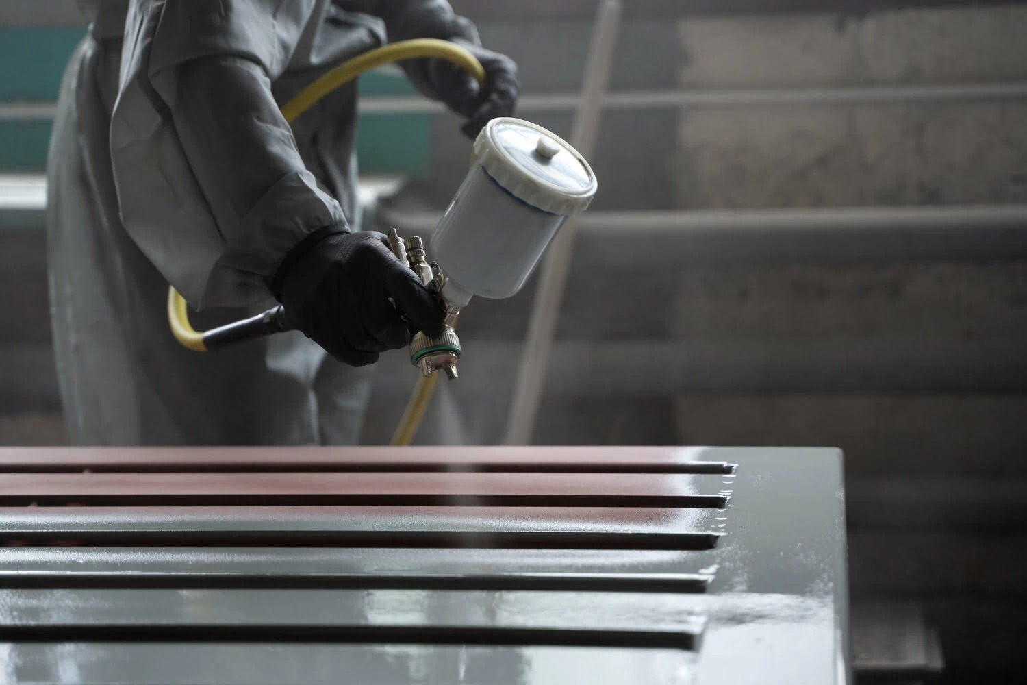 imageye___-_imgi_1_side-view-worker-spraying-powder-paint-from-gun-2